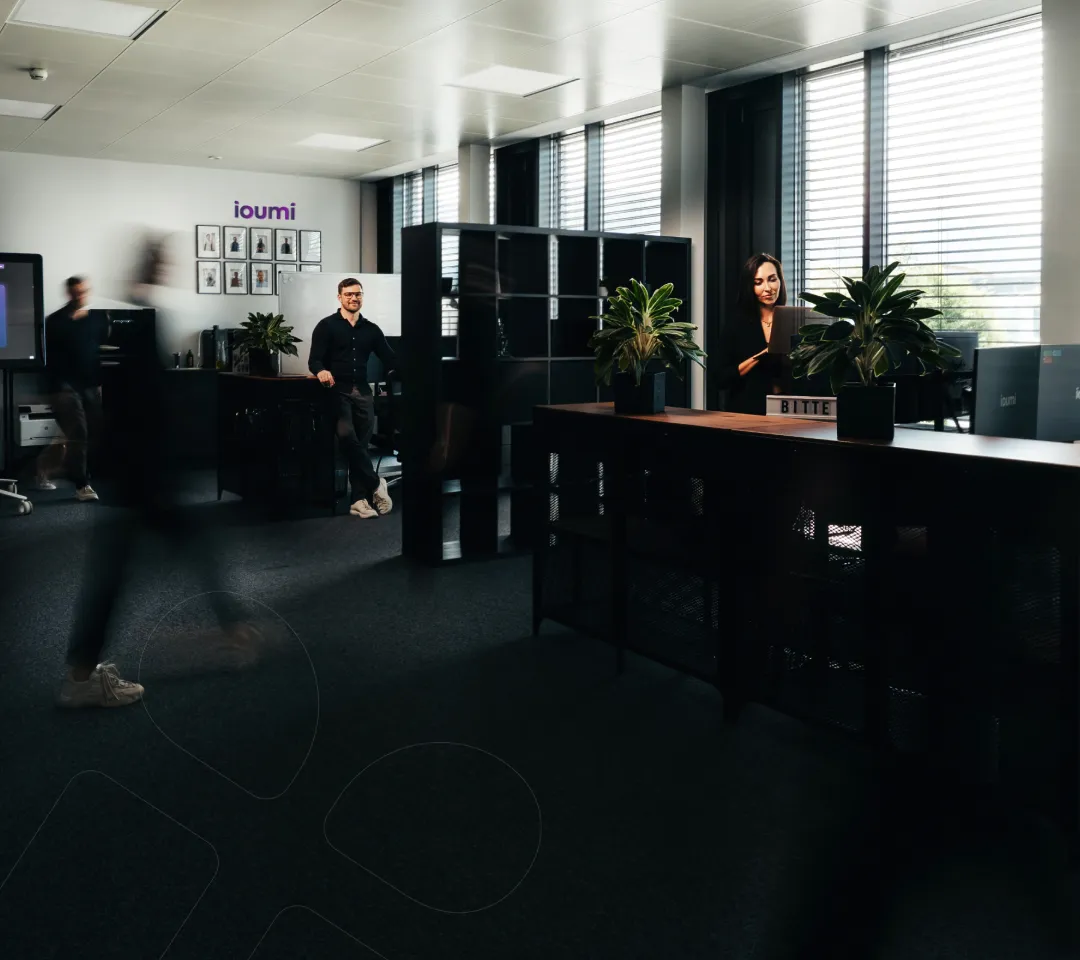 Das Team der ioumi GmbH im Büro in Wolfurt, Vorarlberg, rund um Gründer Christian Stockklauser